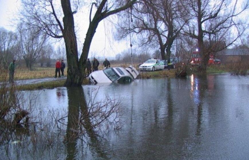 Naktinę kelionę "Mitsubishi" baigė ežere