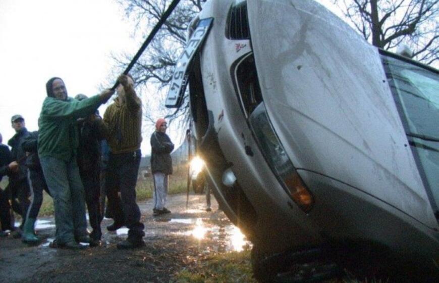 Naktinę kelionę "Mitsubishi" baigė ežere