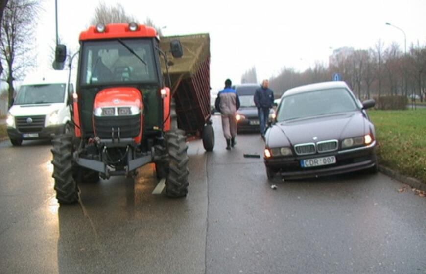 Traktoriaus ir BMW susidūrimas