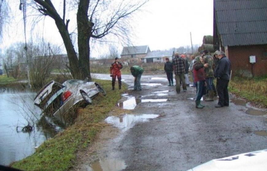 Naktinę kelionę "Mitsubishi" baigė ežere