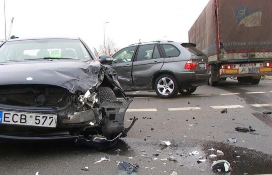"Mercedes-Benz" ir BMW susidūrimas
