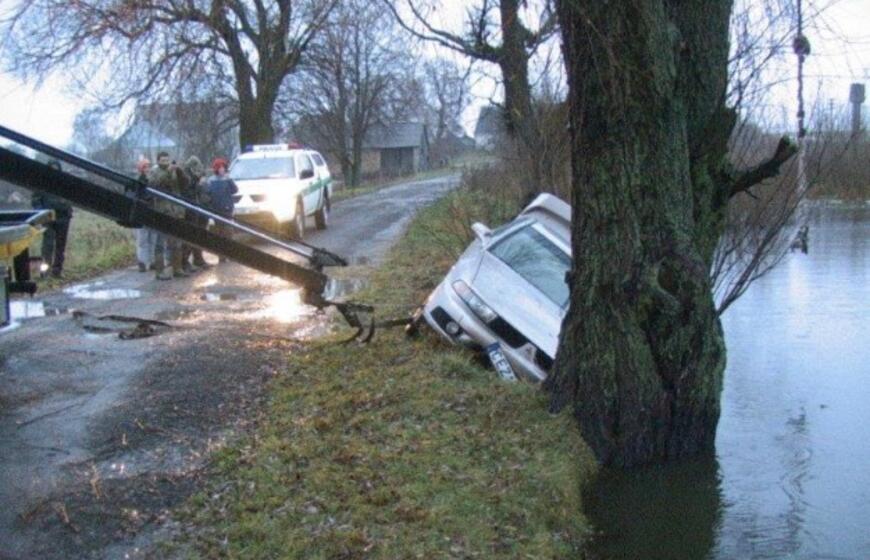 Naktinę kelionę "Mitsubishi" baigė ežere