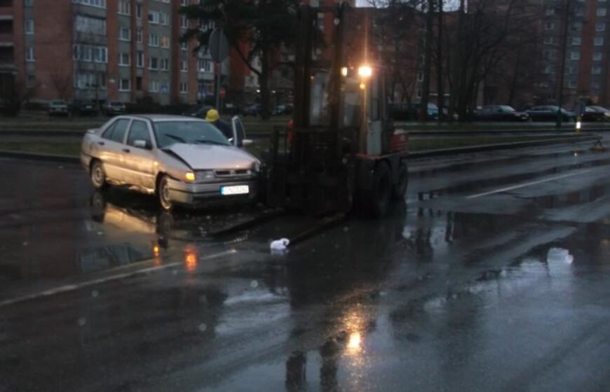 Krautuvo ir automobilio susidūrimas