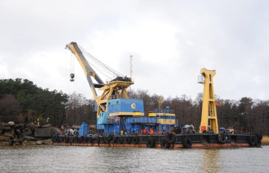 Smiltynėje iškeltas po betono blokais žuvęs žmogus