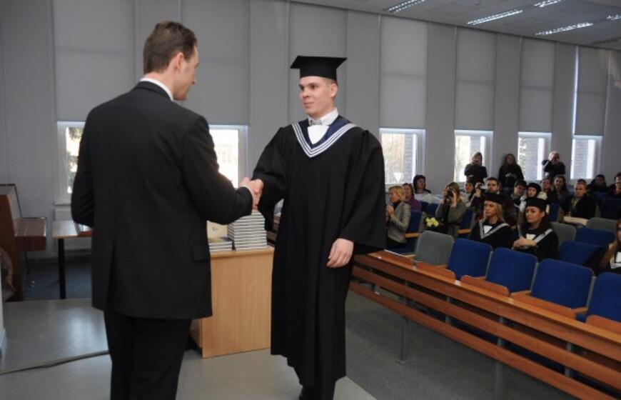 Jūreivystės mokykloje įteikti diplomai