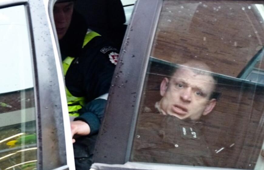 Net keli policijos ekipažai tramdė mieste siautėjusį vyriškį