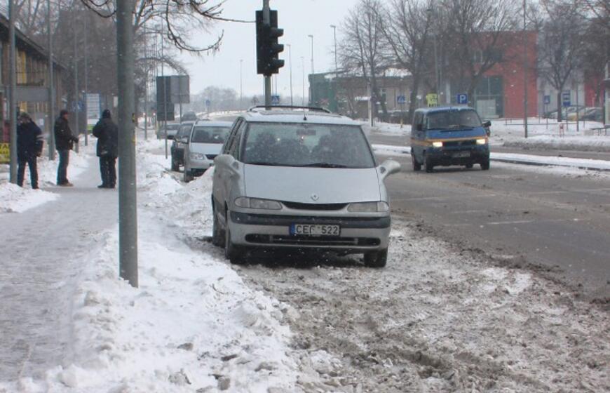 "Volkswagen Passat" trenkėsi į sieną
