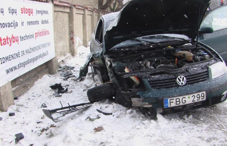 "Volkswagen Passat" trenkėsi į sieną