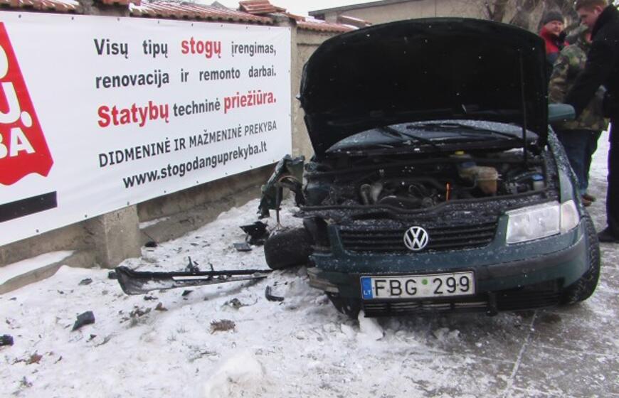 "Volkswagen Passat" trenkėsi į sieną