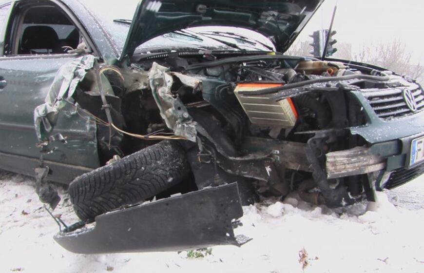 "Volkswagen Passat" trenkėsi į sieną