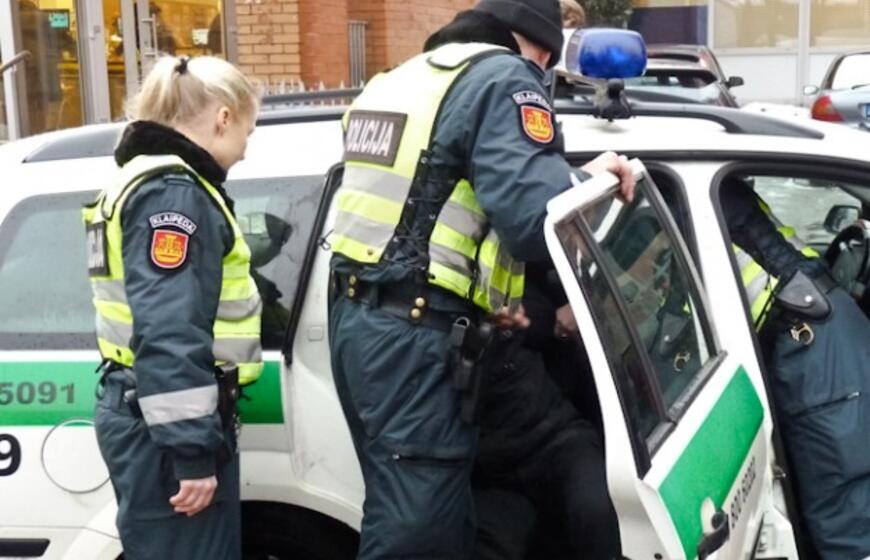 Net keli policijos ekipažai tramdė mieste siautėjusį vyriškį