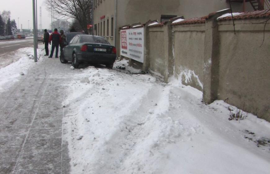 "Volkswagen Passat" trenkėsi į sieną