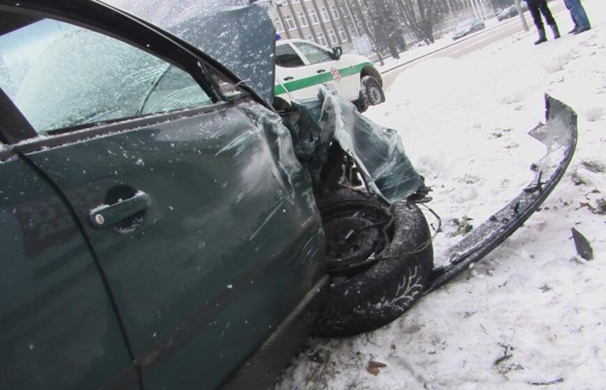 "Volkswagen Passat" trenkėsi į sieną