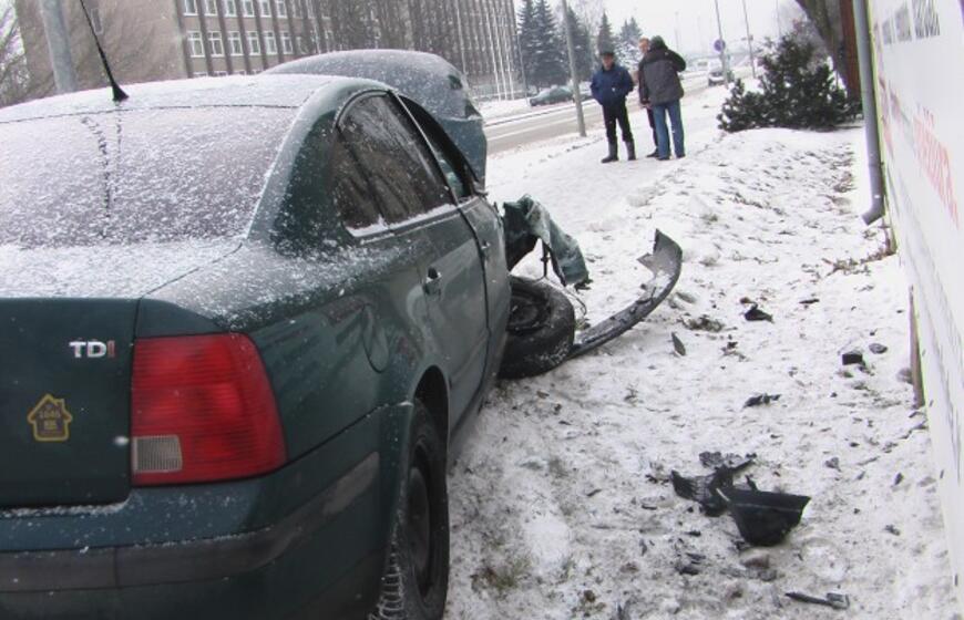 "Volkswagen Passat" trenkėsi į sieną