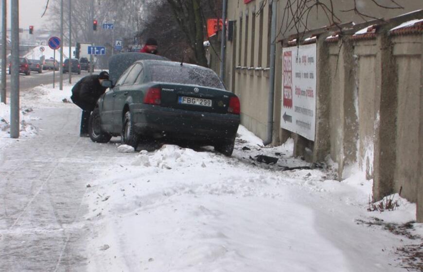 "Volkswagen Passat" trenkėsi į sieną