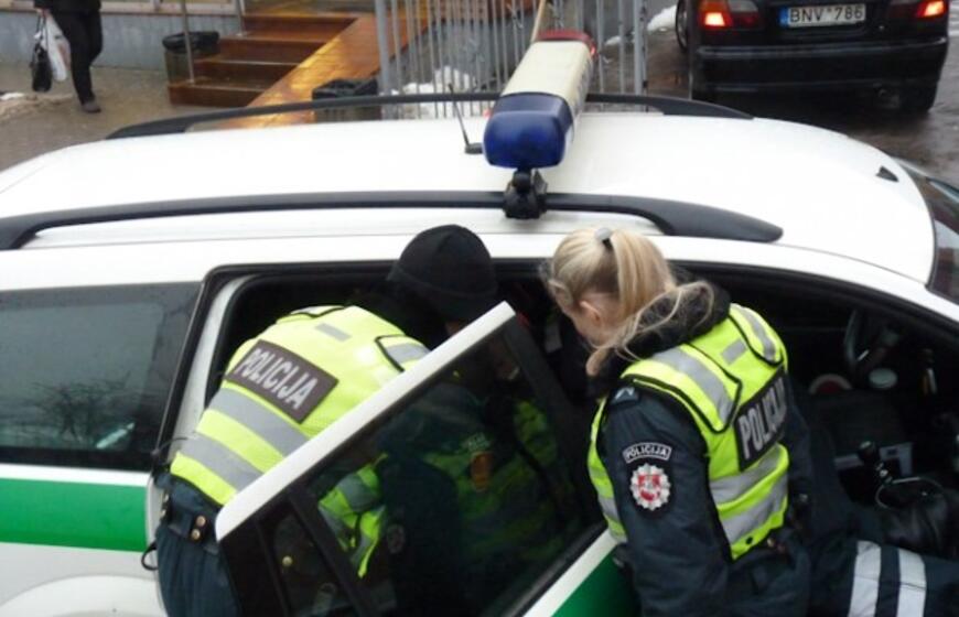Net keli policijos ekipažai tramdė mieste siautėjusį vyriškį