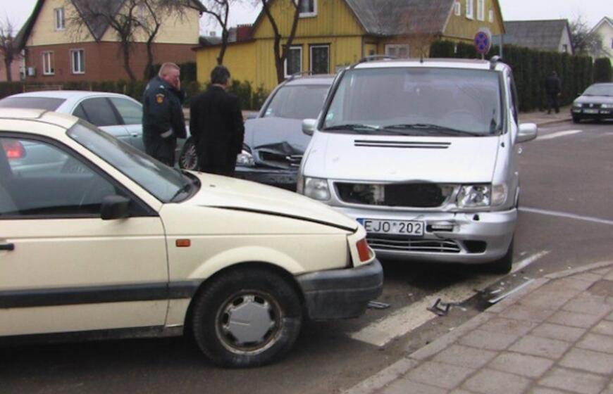 Skolintu mikroautobusu sudaužė naują pirkinį