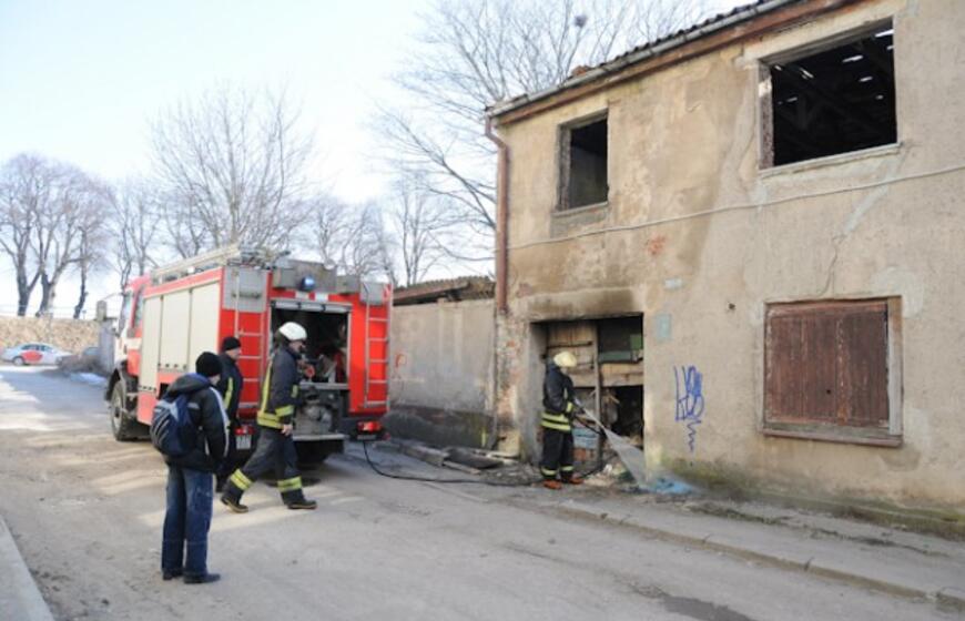 Klaipėdoje degė apleistas pastatas