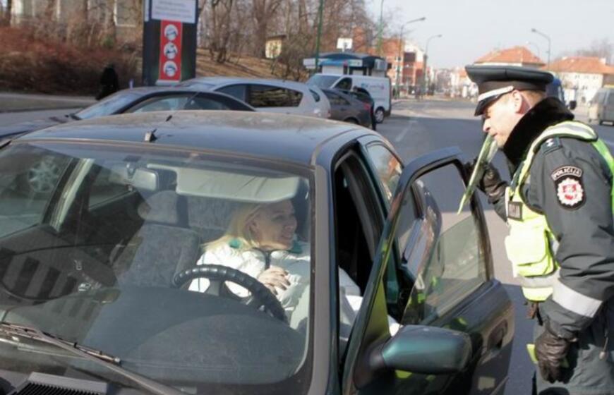 Uostamiesčio pareigūnai moterims dovanojo gėles