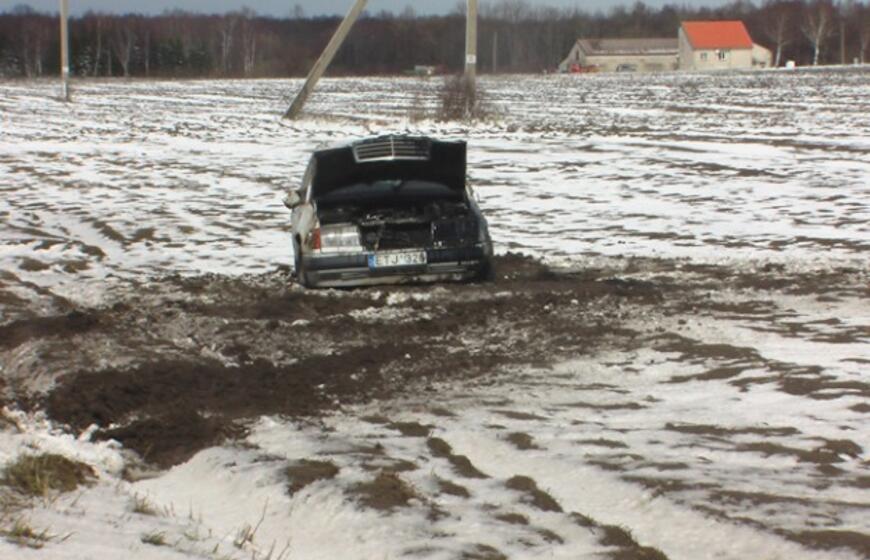 Dėl sniego virto dar vienas automobilis