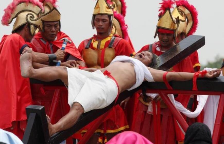 Filipinuose leidosi nukryžiuojami daugiau kaip 20 tikinčiųjų