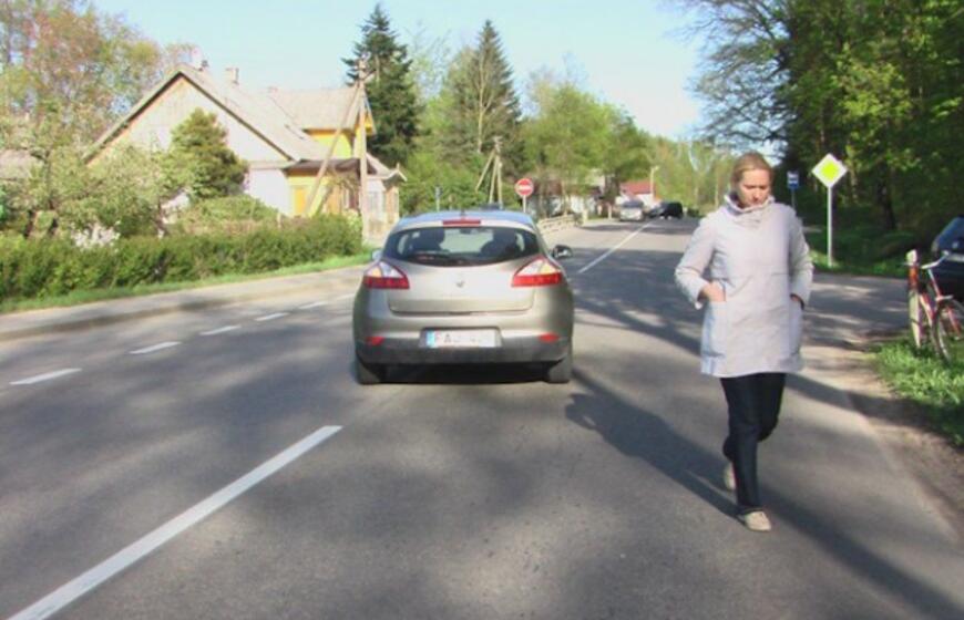 Būna ir taip: dviratis "nutrenkė" automobilį