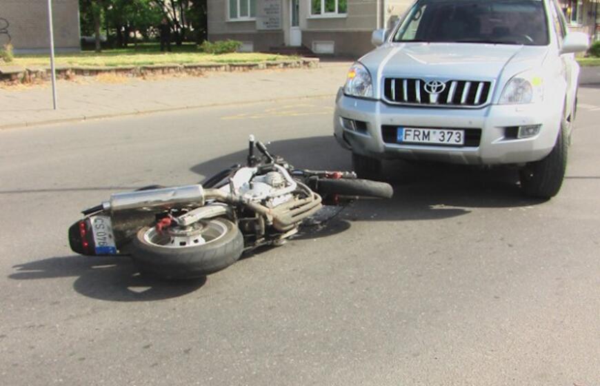 Nekaltas motociklininkas spruko iš avarijos vietos