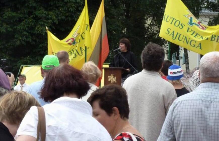 Mitinguotojai Atgimimo aikštėje