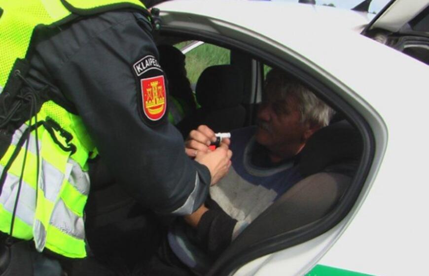 Skęsdamas ežere, vairuotojas gėrė toliau