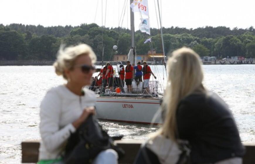 "Lietuva" išpaukia į didžiųjų burlaivių regatą