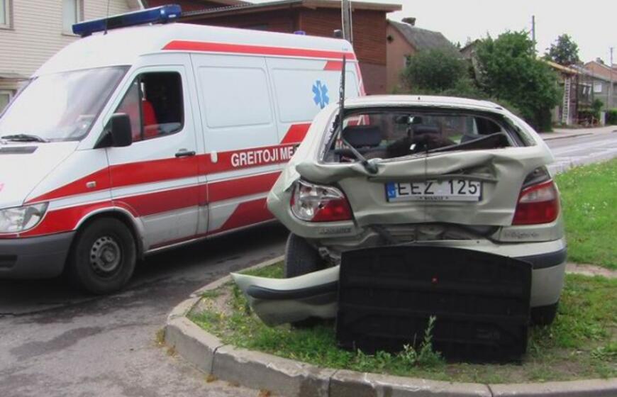 Girta moteris visureigiu sužalojo tris žmones