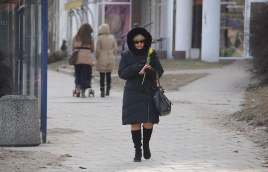 Uostamiesčio pareigūnai moterims dovanojo gėles