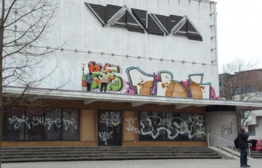 Uždažomi grafičiai ant "Vaivos" sienos