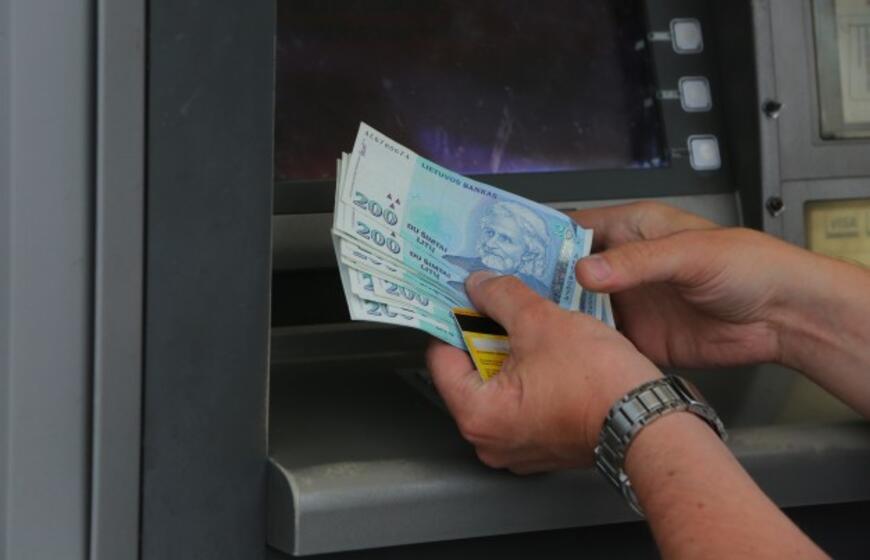 Dėl gandų - eilės prie "Swedbank" bankomatų