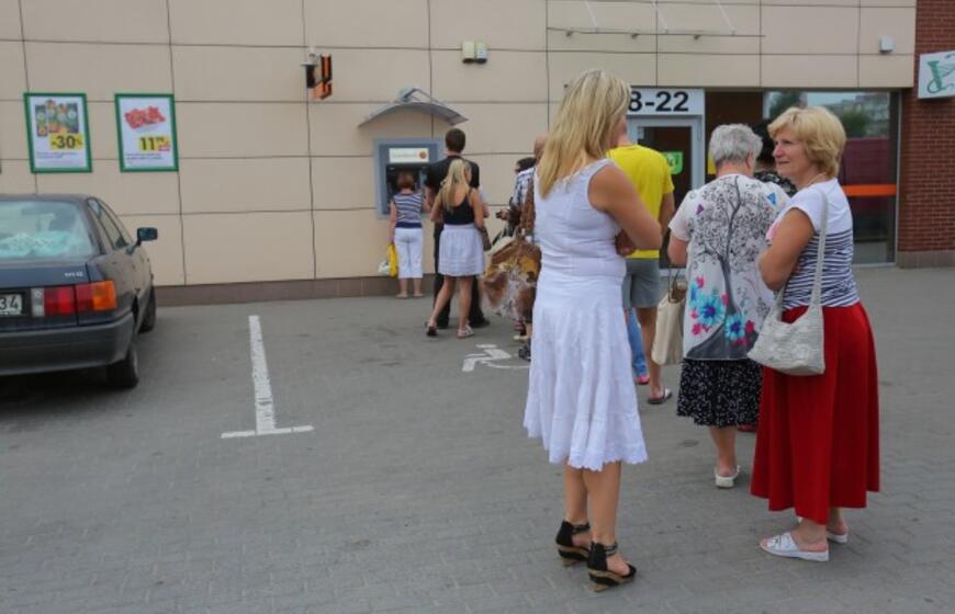 Dėl gandų - eilės prie "Swedbank" bankomatų