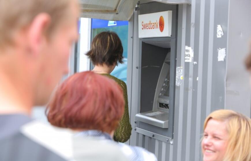 Dėl gandų - eilės prie "Swedbank" bankomatų
