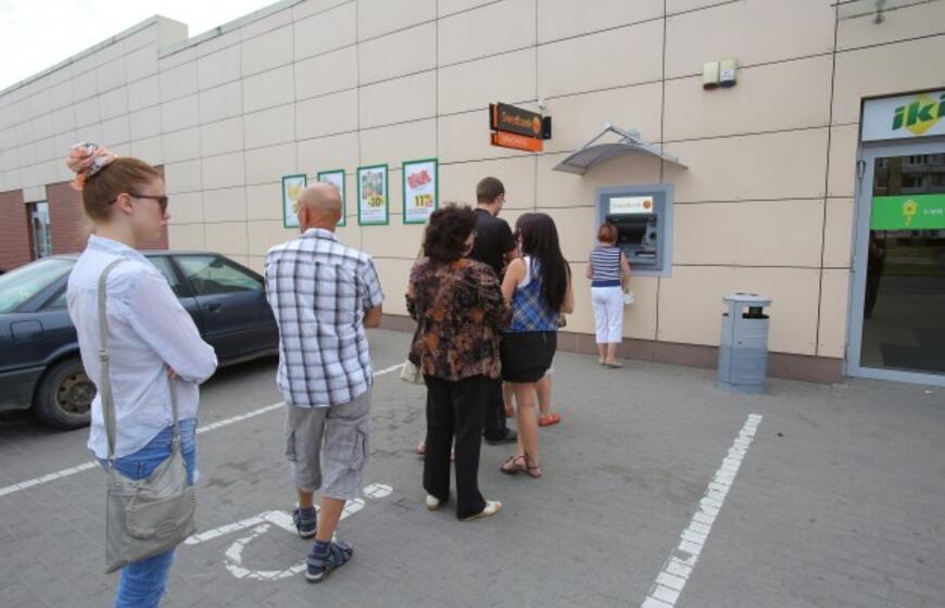 Dėl gandų - eilės prie "Swedbank" bankomatų