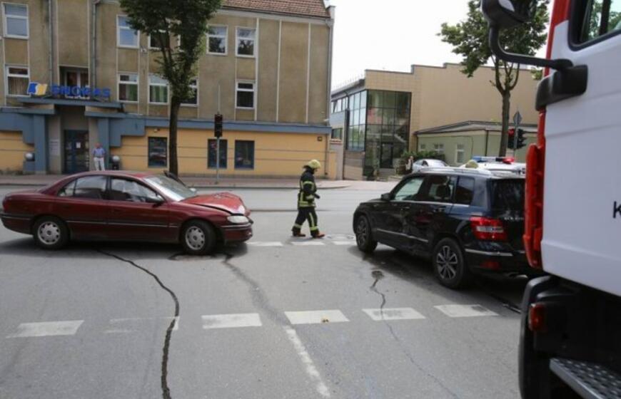 Neblaivus jaunuolis taranavo apynaujį mersedesą