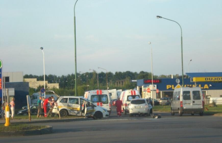 Per raudoną važiavusi moteris sukėlė avariją