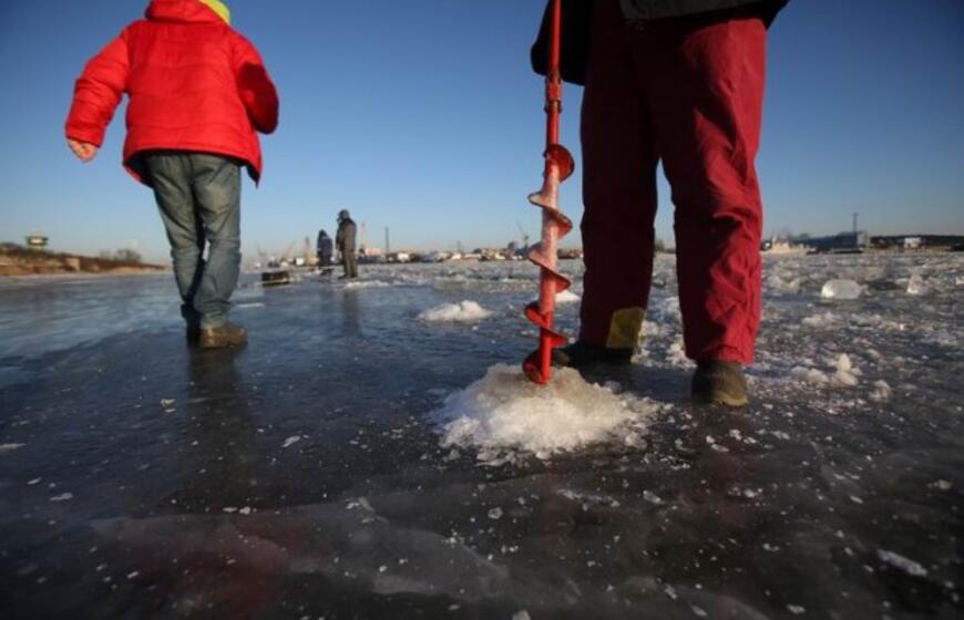 Ledas. Žvejai. Laivas. Inspektoriai
