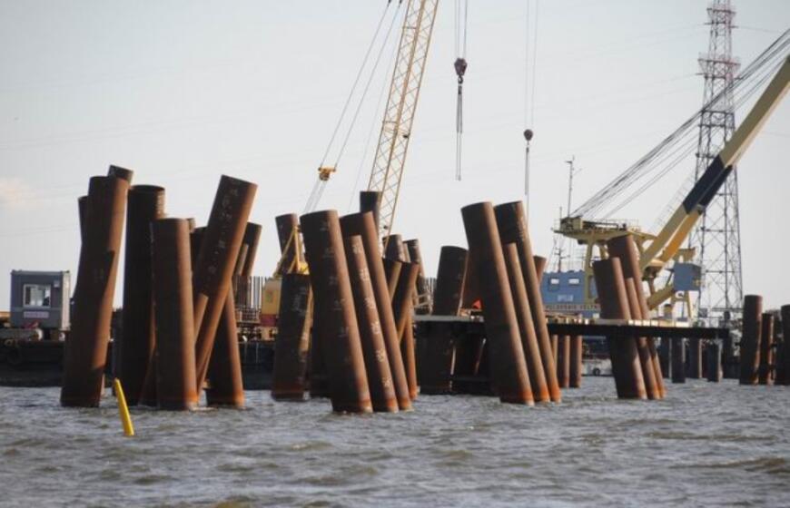 Baigti kalti poliai SGD terminalo krantinei