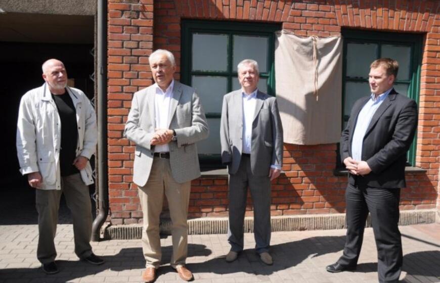 Atidengtas bareljefas Saliui Šemeriui atminti