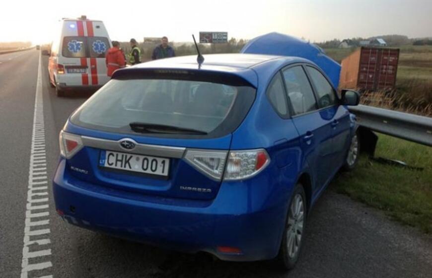 Girtas vairuotojas nuo kelio nubloškė vilkiką