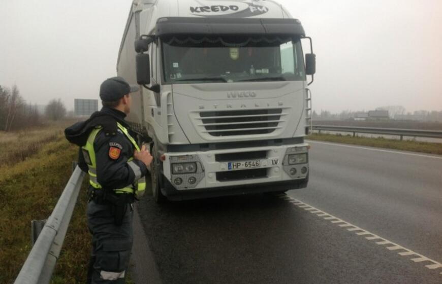 Girtas kaip maišas latvis vairavo vilkiką