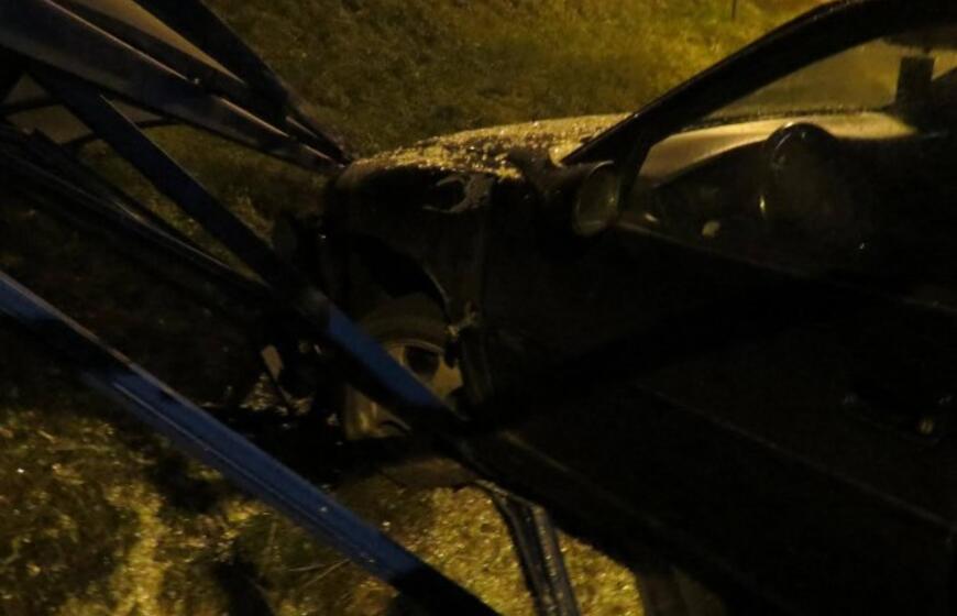 Plikledis: „Opel“ sudaužė stotelės paviljoną