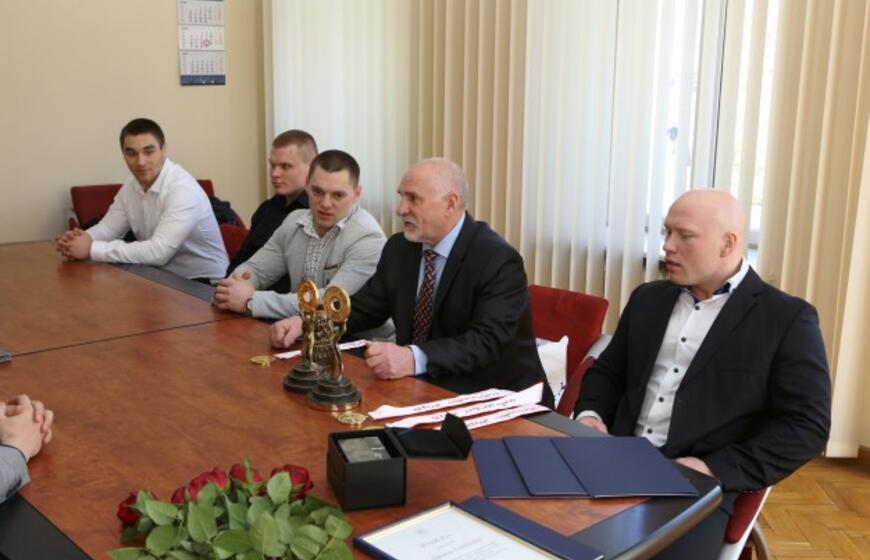 Sunkiaatlečių pagerbimas pas merą