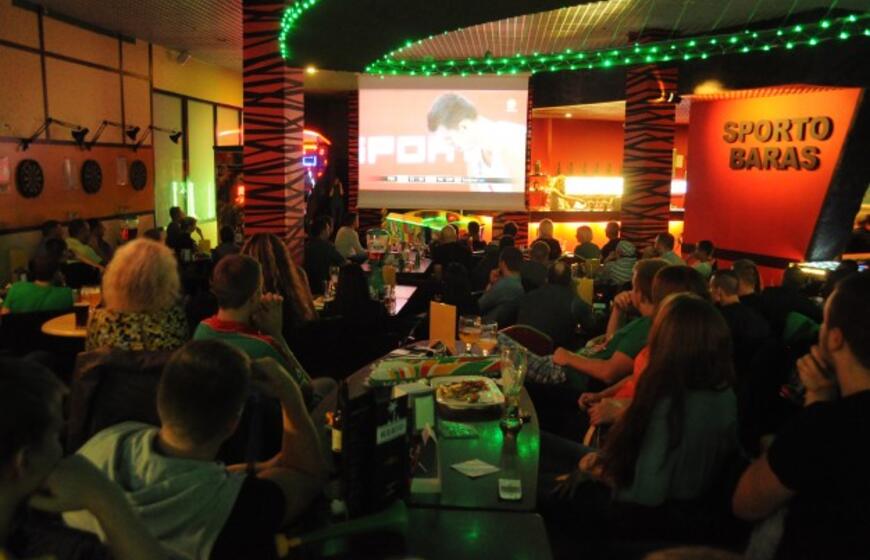 Klaipėdiečiai švenčia Lietuvos krepšininkų pergalę