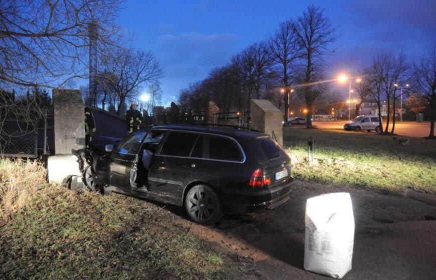 BMW pylė į stadiono vartus
