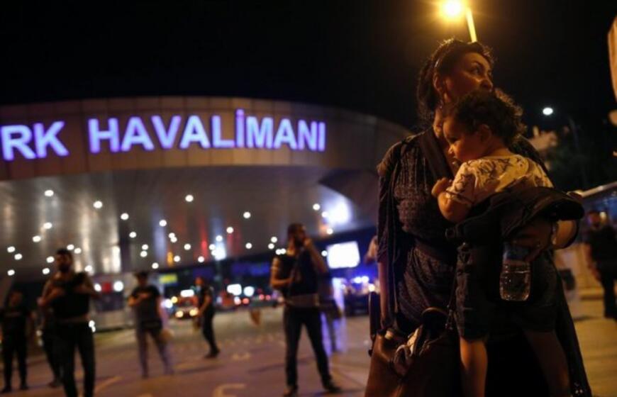 Mirtini sprogimai Stambulo oro uoste