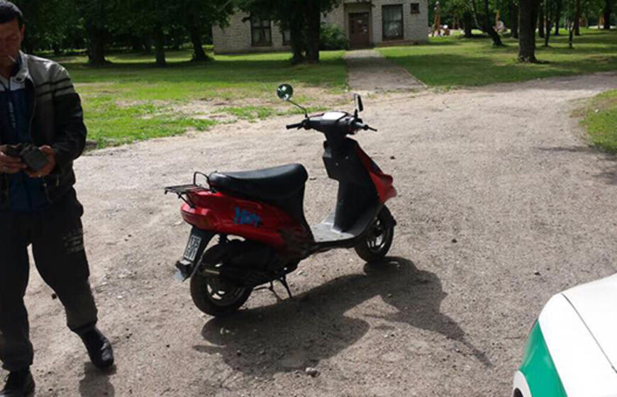 Bėglys su motoroleriu tėškėsi į purvyną